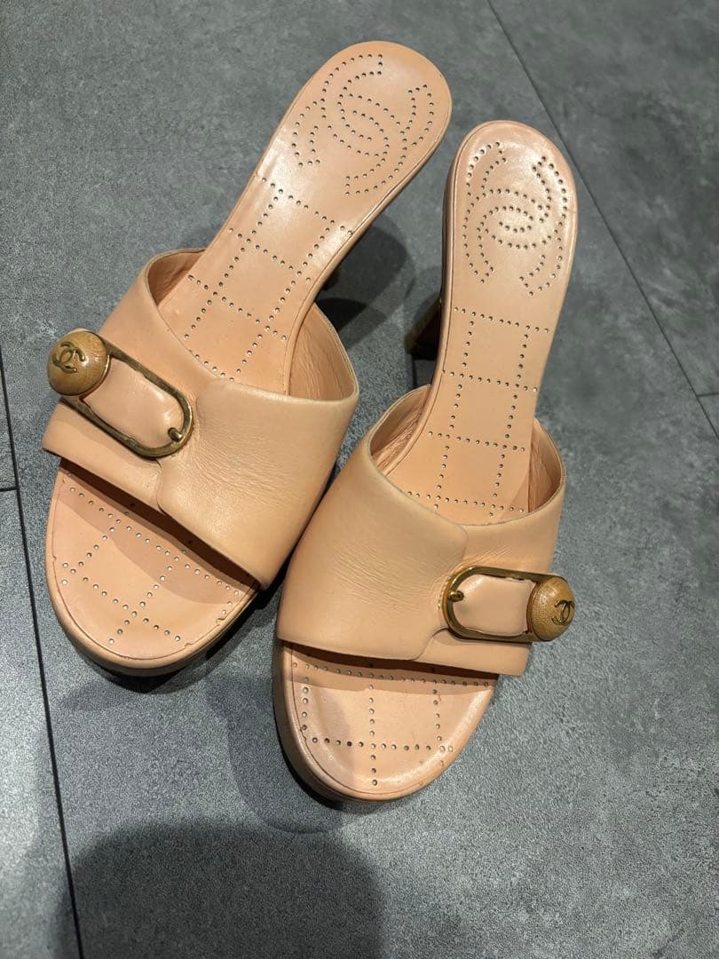 シャネル　ヒール　ベージュ ゴールドバックル サンダル　CHANEL