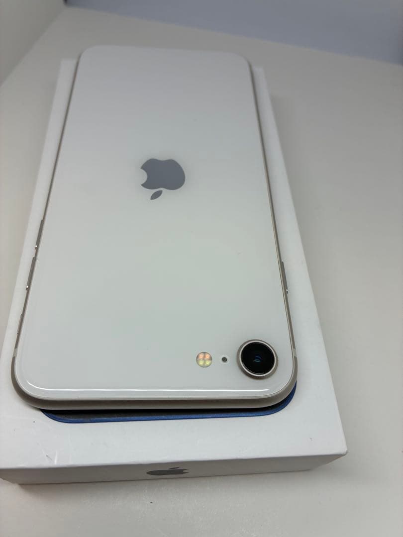 【極美品】iPhone SE3 64G スターライト　SIMフリー 新品バッテリ