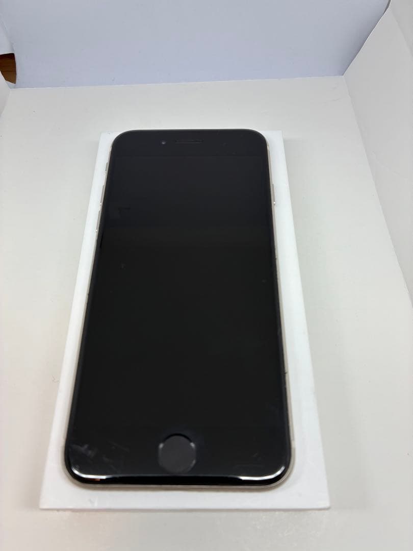 【極美品】iPhone SE3 64G スターライト　SIMフリー 新品バッテリ