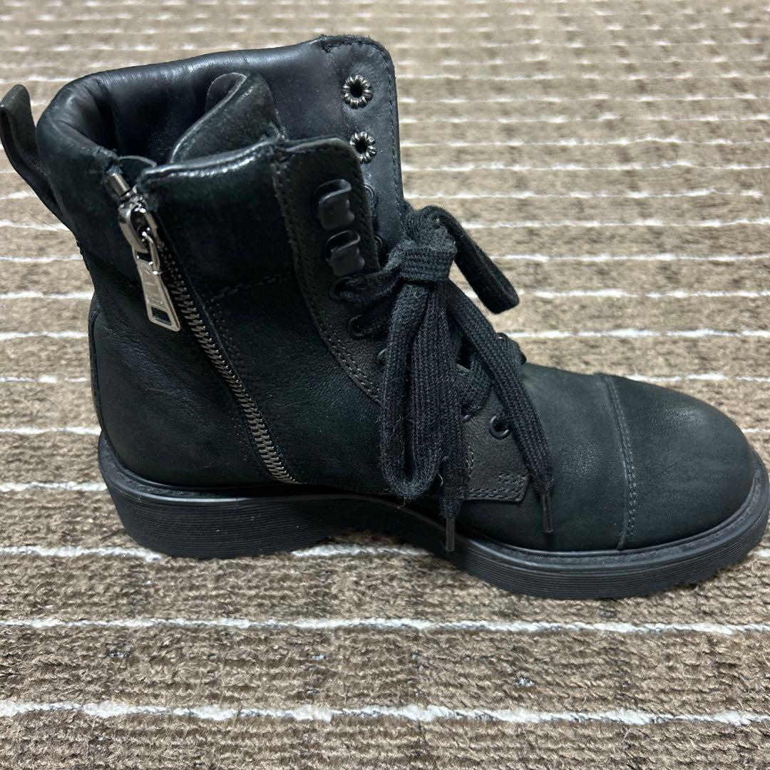 PRADA ブラックレザーブーツ