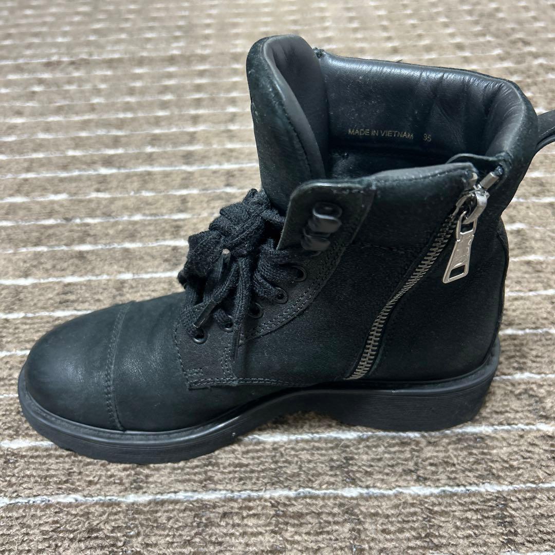 PRADA ブラックレザーブーツ