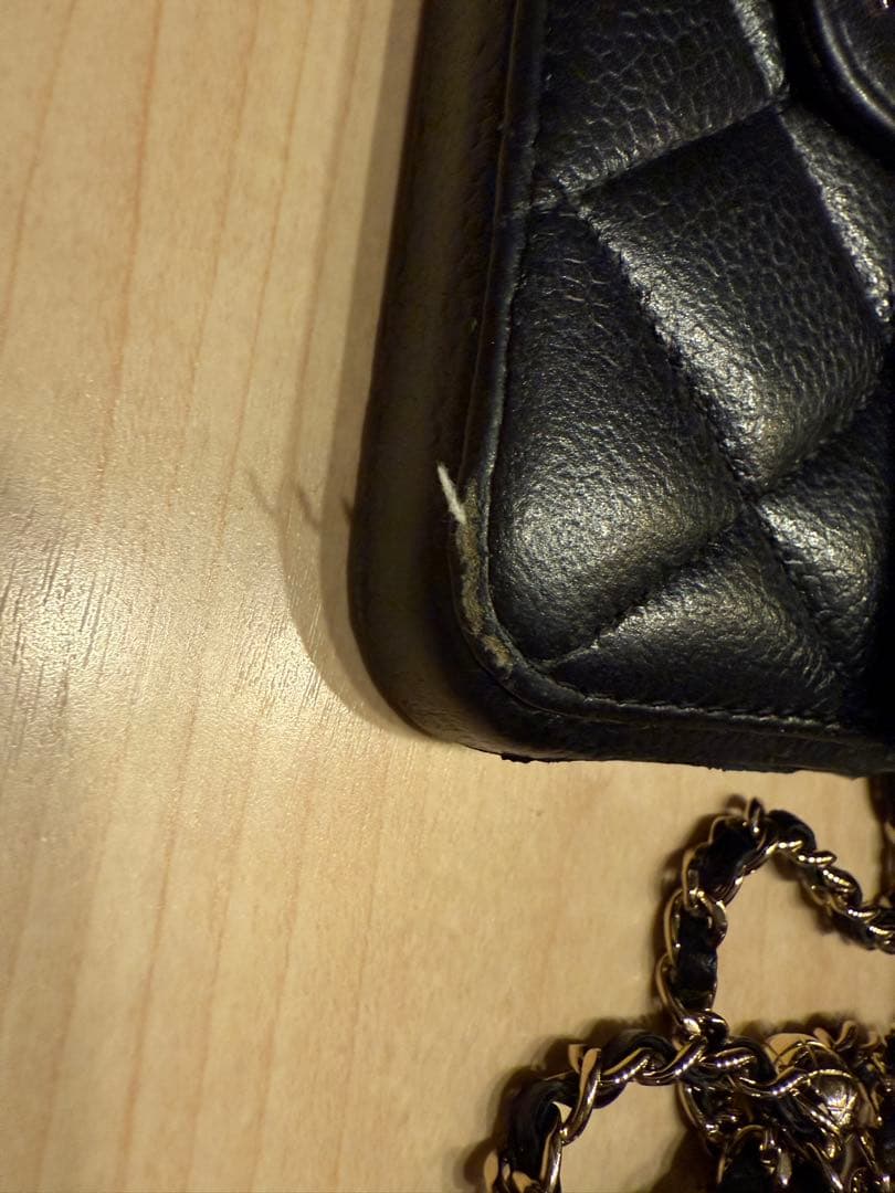 CHANEL iPhone14pro ゴールドチェーン付きカバー