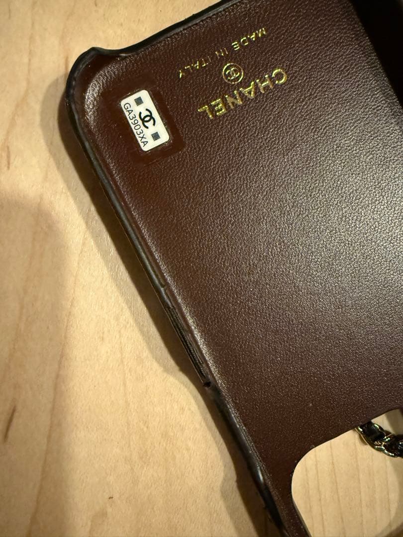CHANEL iPhone14pro ゴールドチェーン付きカバー