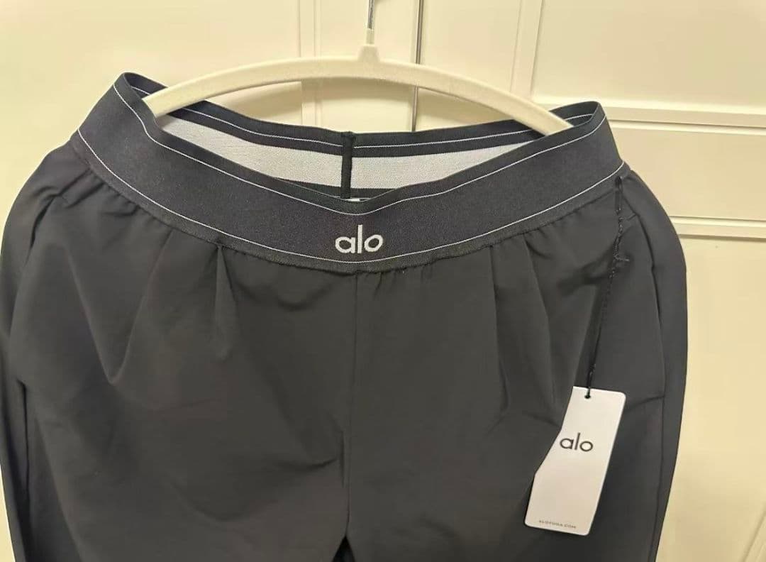 新品未使用 alo Yoga 黒色のSサイズ