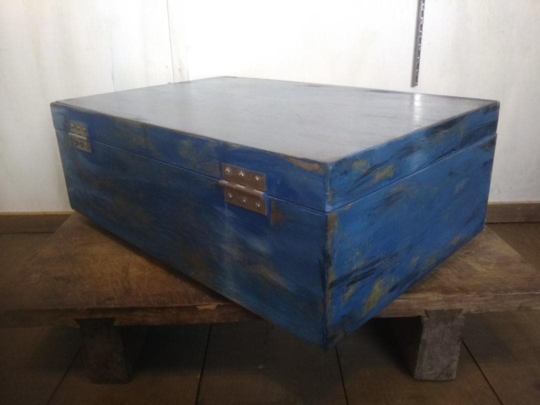 トランク形収納インテリア　小物収納　木製　アンティーク風　シャビー　ダメージ加工