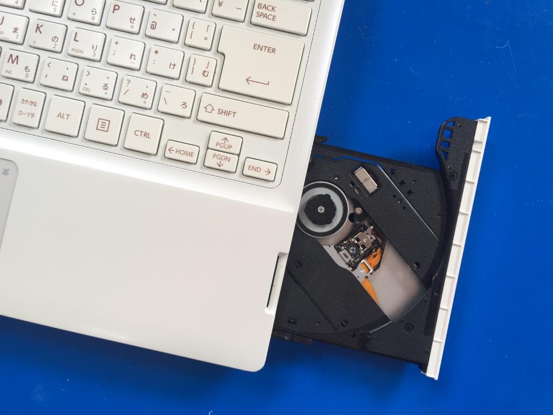 東芝 dynabook R734/E36KW 13.3型 軽量・コンパクトノート