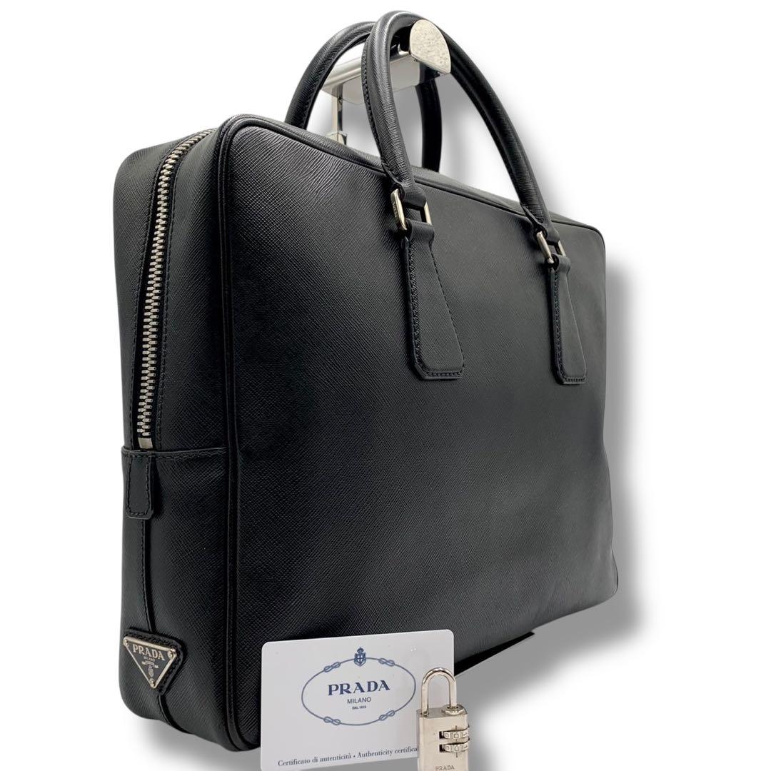 美品✨プラダ ビジネスバッグ 三角ロゴプレート サフィアーノレザー 黒 南京錠付