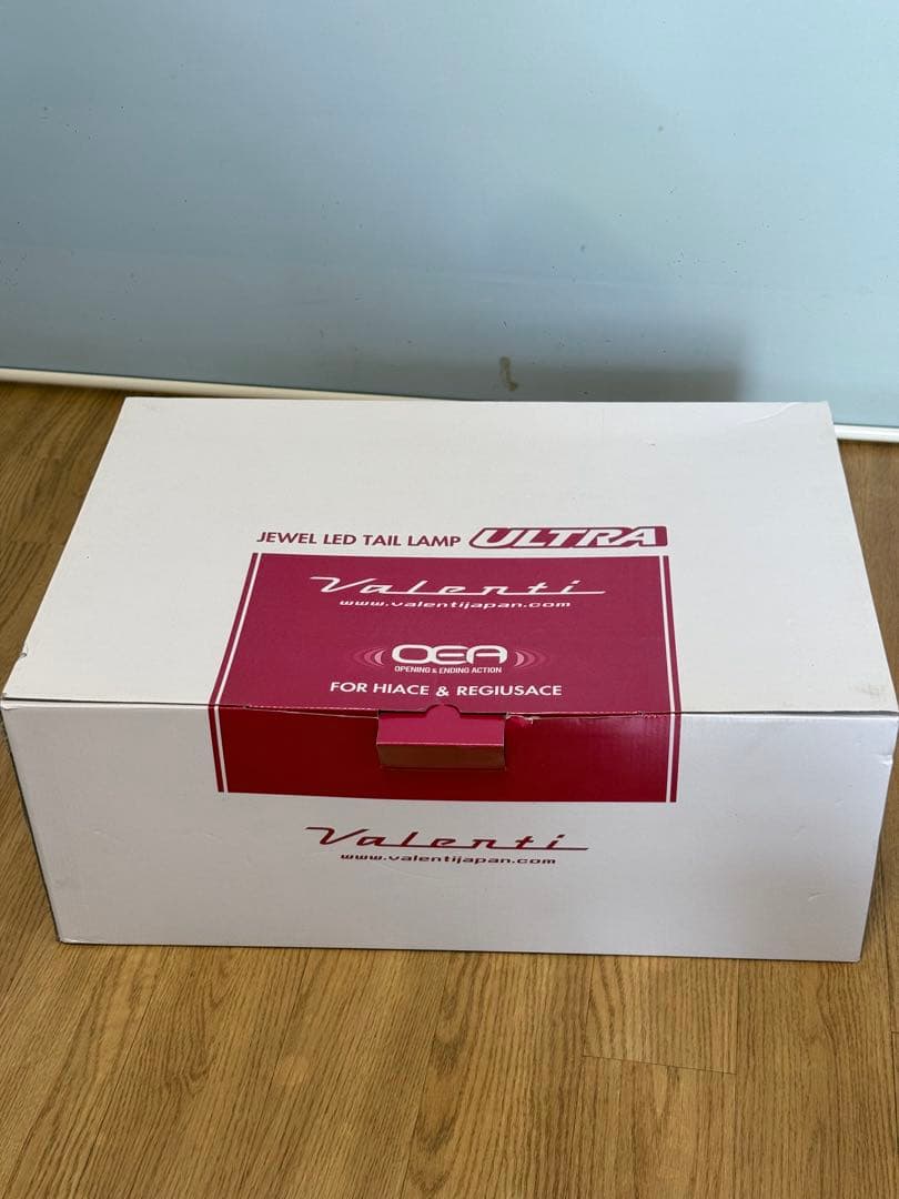 ハイエース 200系 テールランプ ヴァレンティ レッドレンズ左。