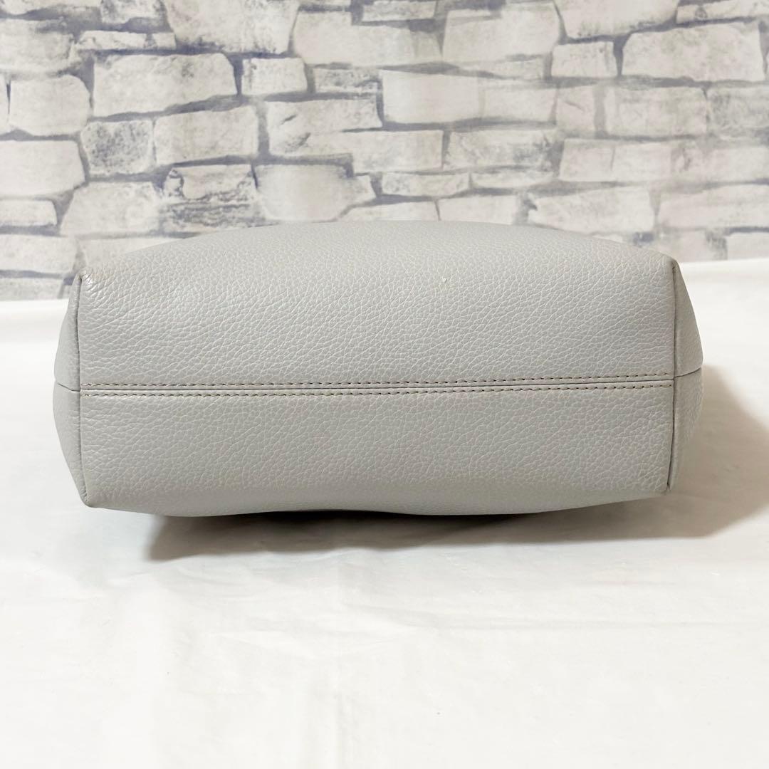 極美品✨フルラ・2wayバッグ 手提げ斜め掛け レザー 無地 ライトグレー系