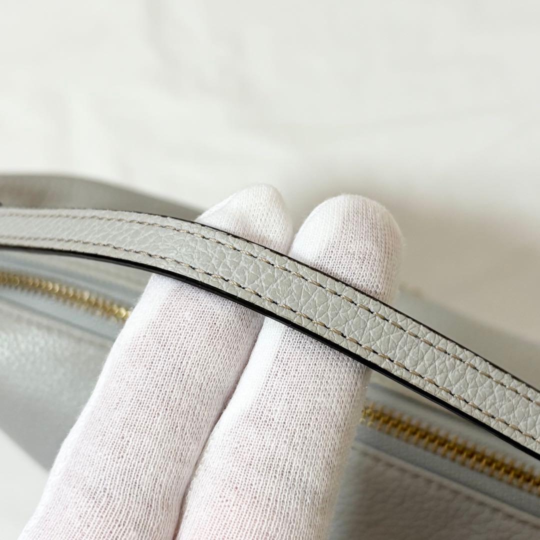 極美品✨フルラ・2wayバッグ 手提げ斜め掛け レザー 無地 ライトグレー系