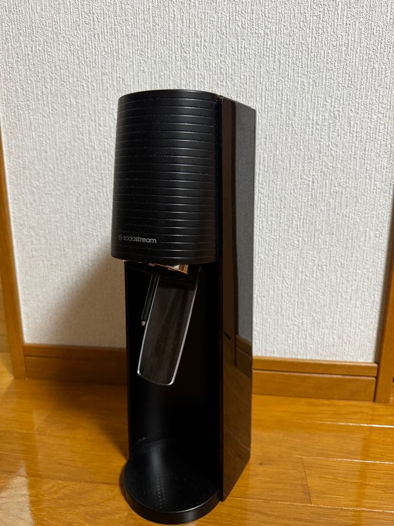 sodastream 炭酸水メーカー 黒色 ガスボンベ4本付き