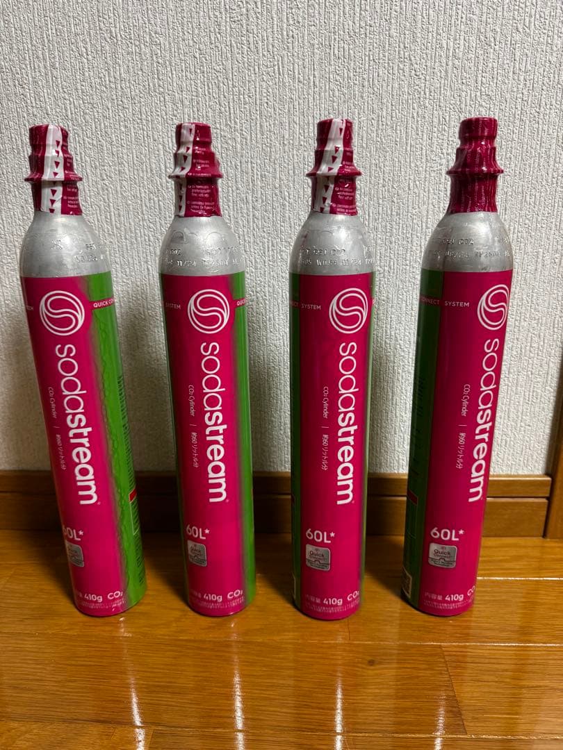 sodastream 炭酸水メーカー 黒色 ガスボンベ4本付き