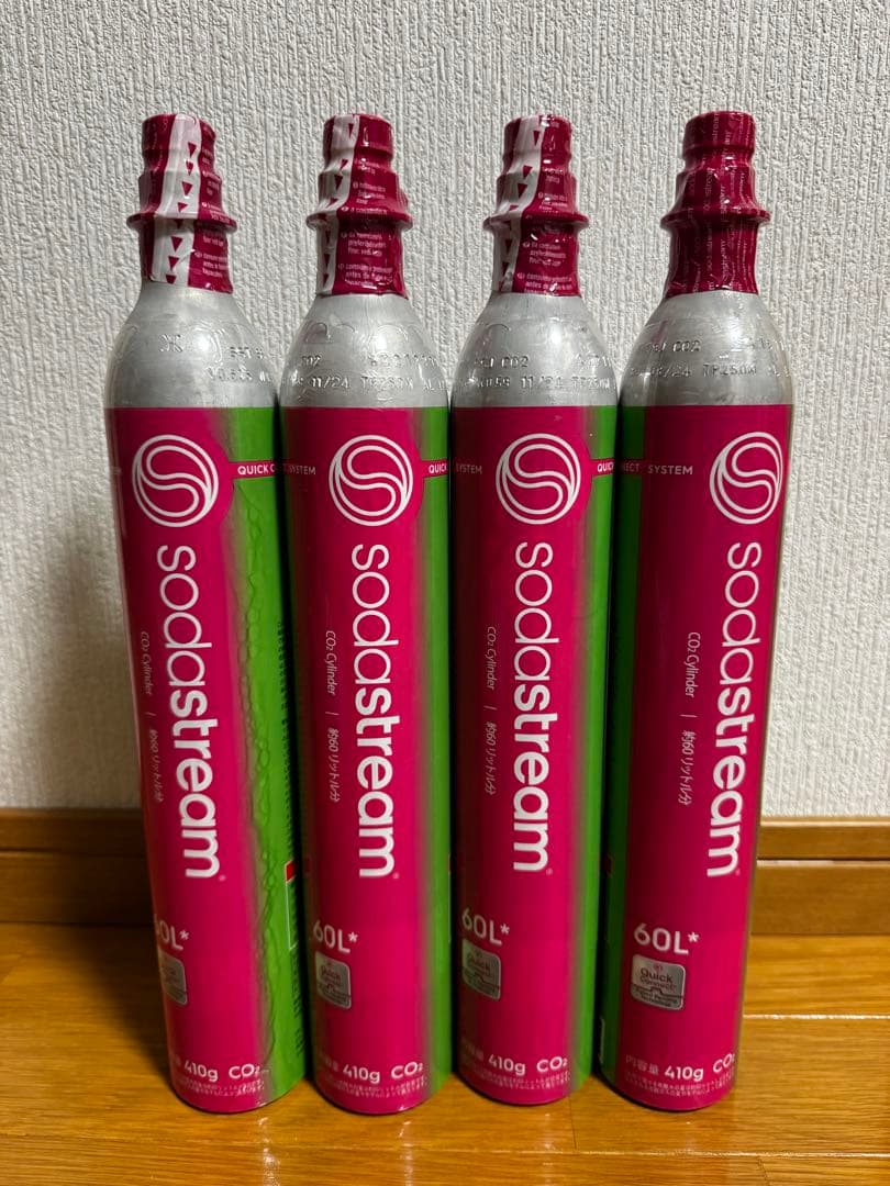 sodastream 炭酸水メーカー 黒色 ガスボンベ4本付き