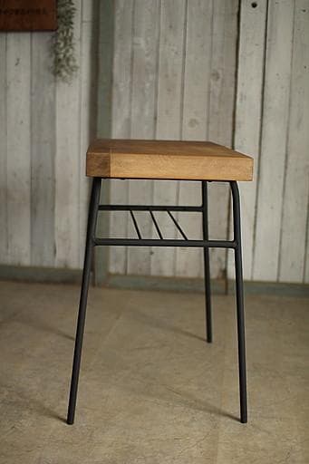 古い小ぶりな古い鉄脚と古材のテーブル