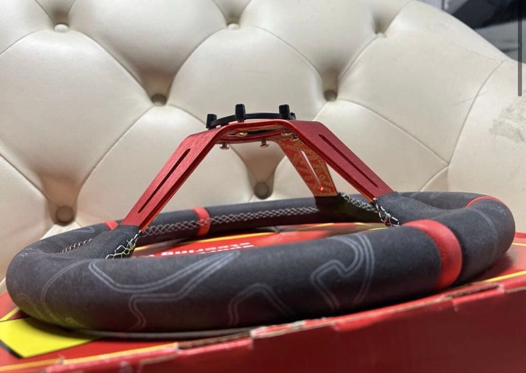 【最終値下げ】MOMO ステアリング 350ミリφ35 レッド スエード