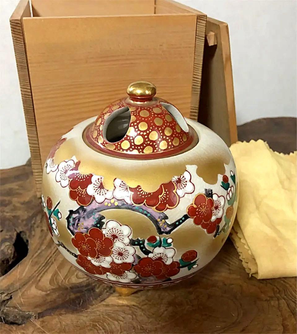 九谷 香呂 錦生 金彩 紅白梅紋 染付 三足 香呂 合わせ箱付き