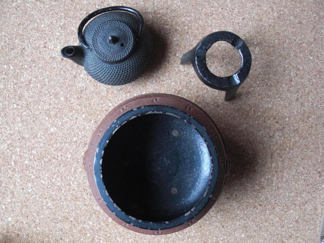 南部鉄器　ミニチュア？黒・赤鉄瓶と五徳セット