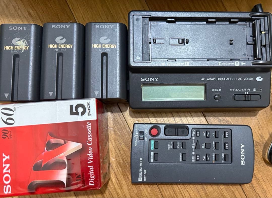 SONY DCR-VX2000 ビデオカメラ 動作品／充電器・バッテリー3個