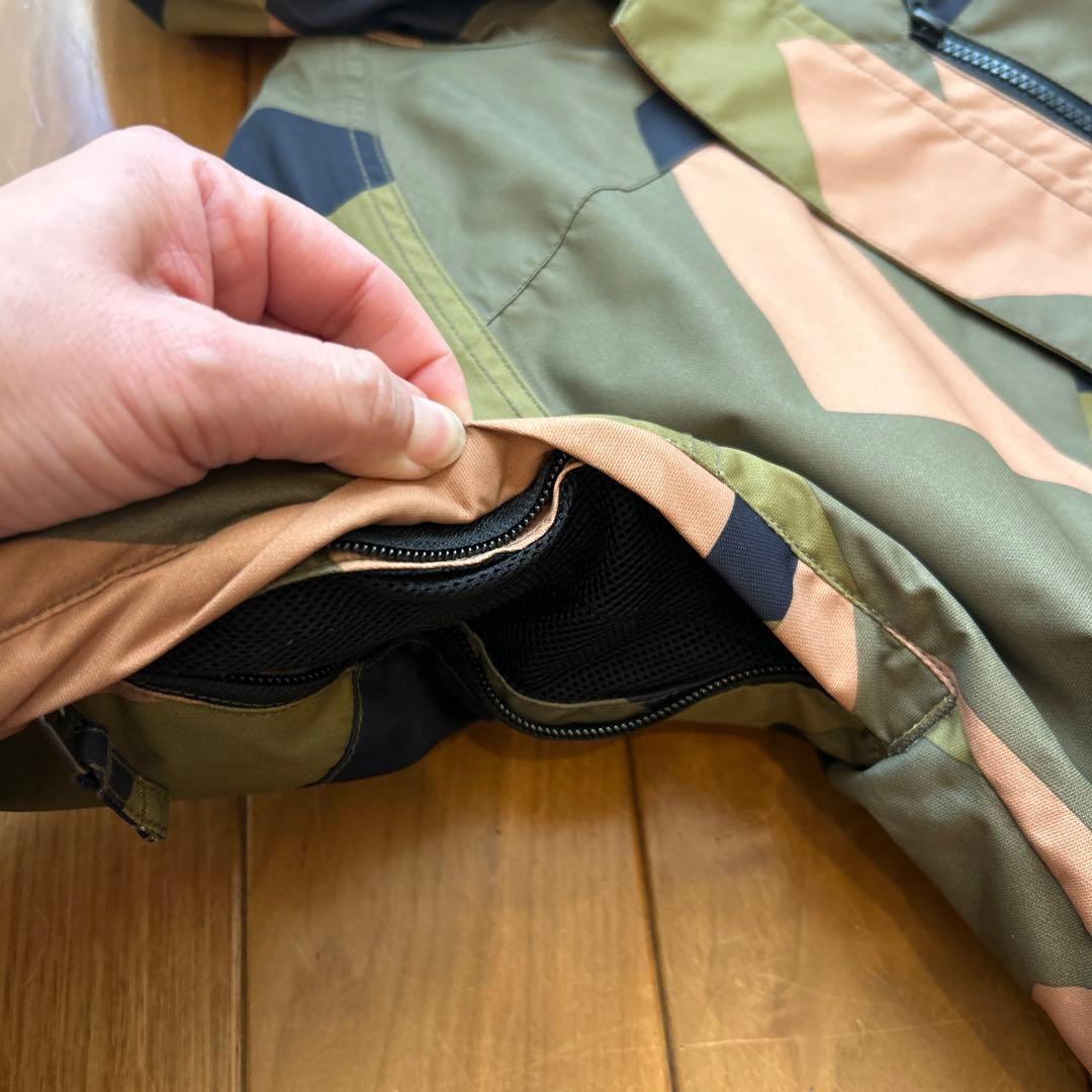 美品⭐︎ONEILL 子ども用スノーボードウェア上下セット　128cm 迷彩柄