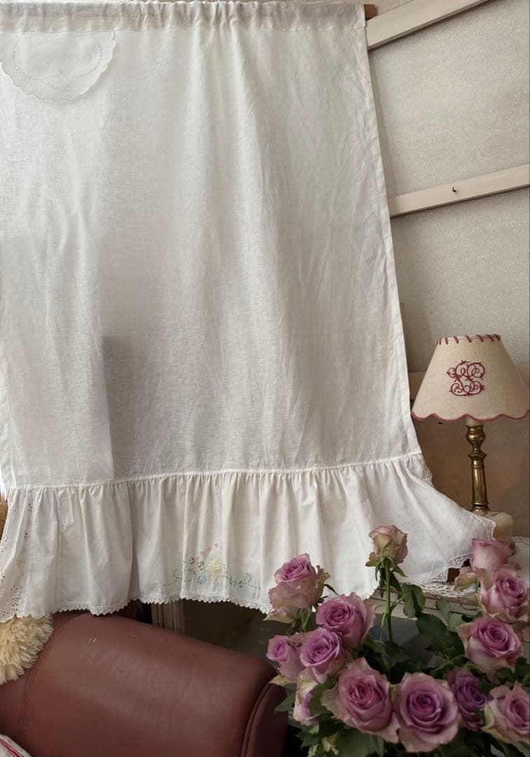 ナチュラルリネンと可愛い花柄刺繍のフリフリカーテン