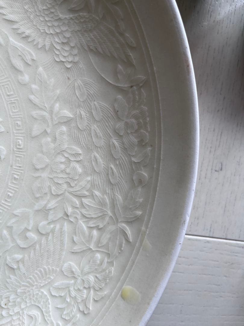 原田譲　大皿　婦人画報　31cm 白瓷印花纒枝菊紋