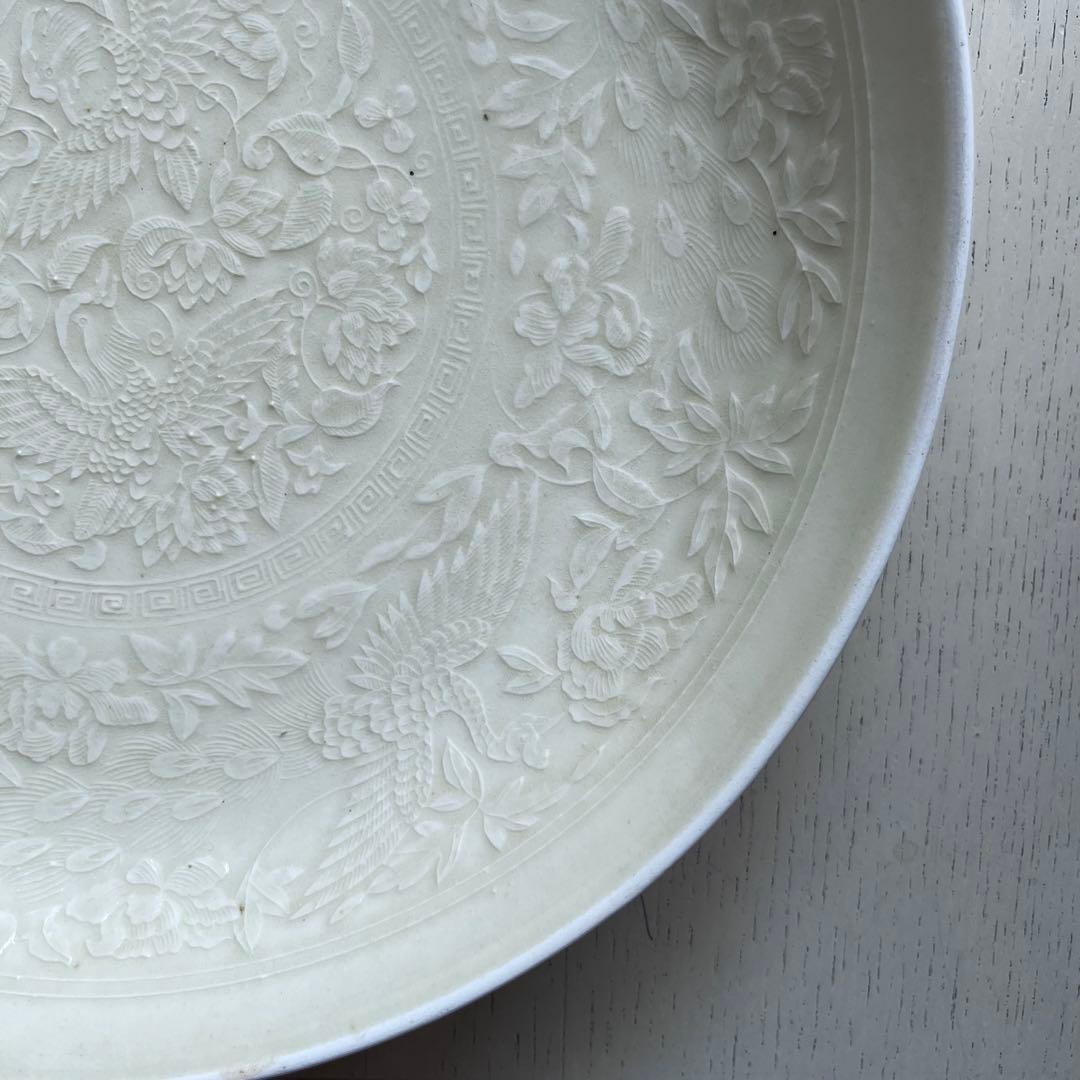 原田譲　大皿　婦人画報　31cm 白瓷印花纒枝菊紋