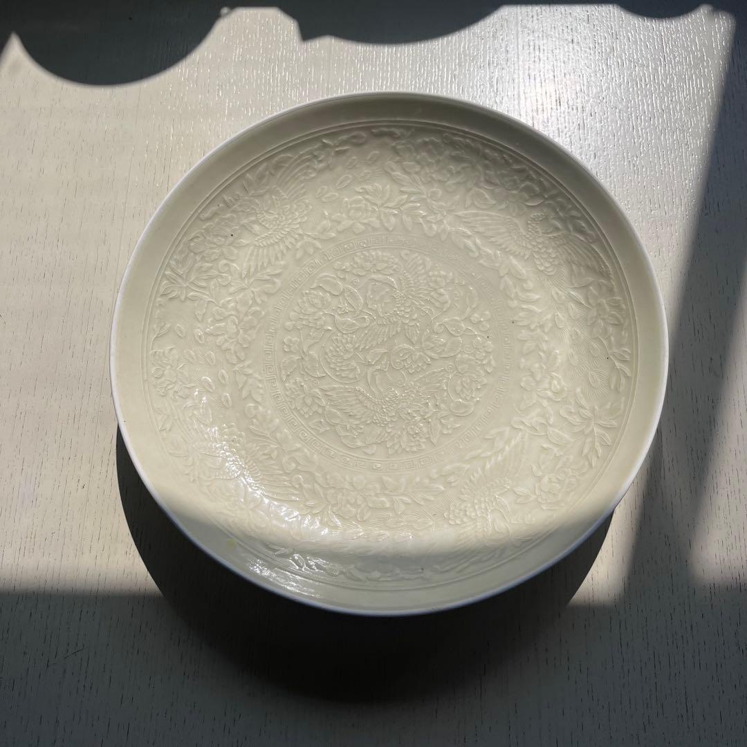 原田譲　大皿　婦人画報　31cm 白瓷印花纒枝菊紋