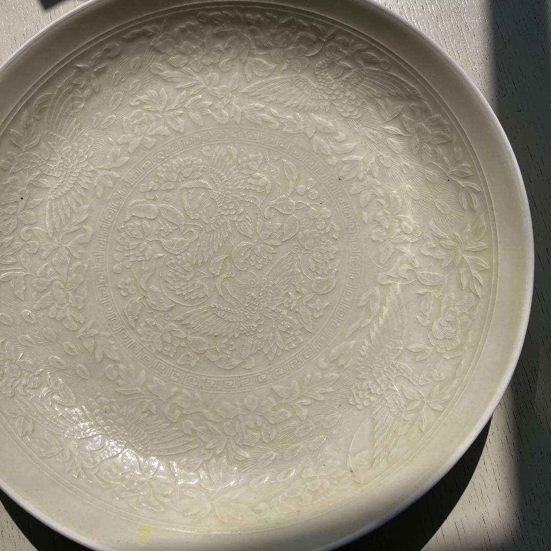 原田譲　大皿　婦人画報　31cm 白瓷印花纒枝菊紋