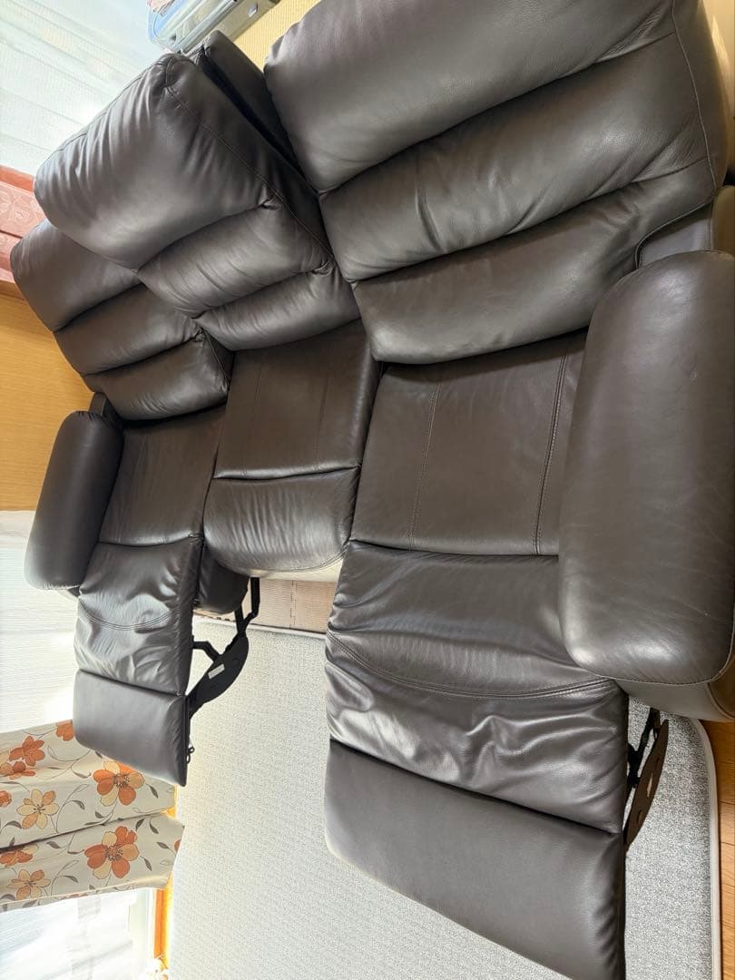 ニトリ 電動リクライニングテーブル付き3Pソファ