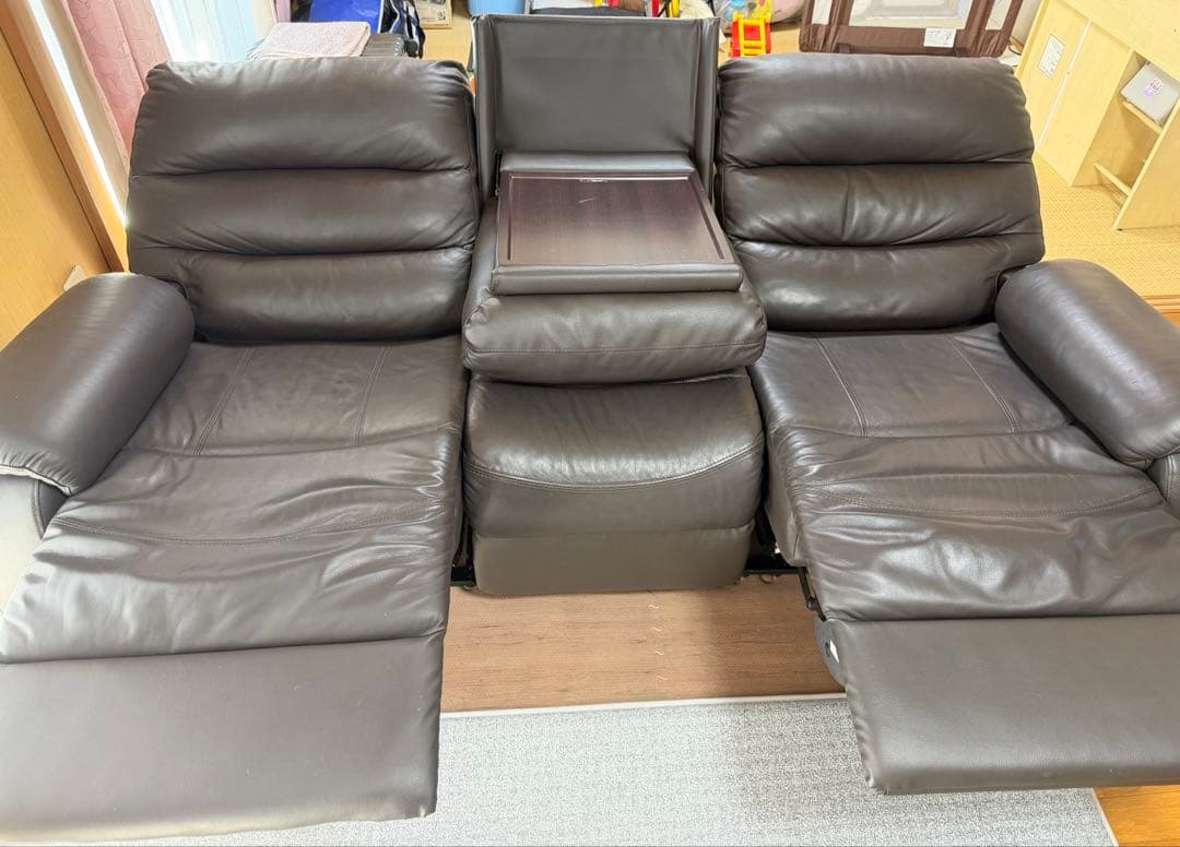 ニトリ 電動リクライニングテーブル付き3Pソファ