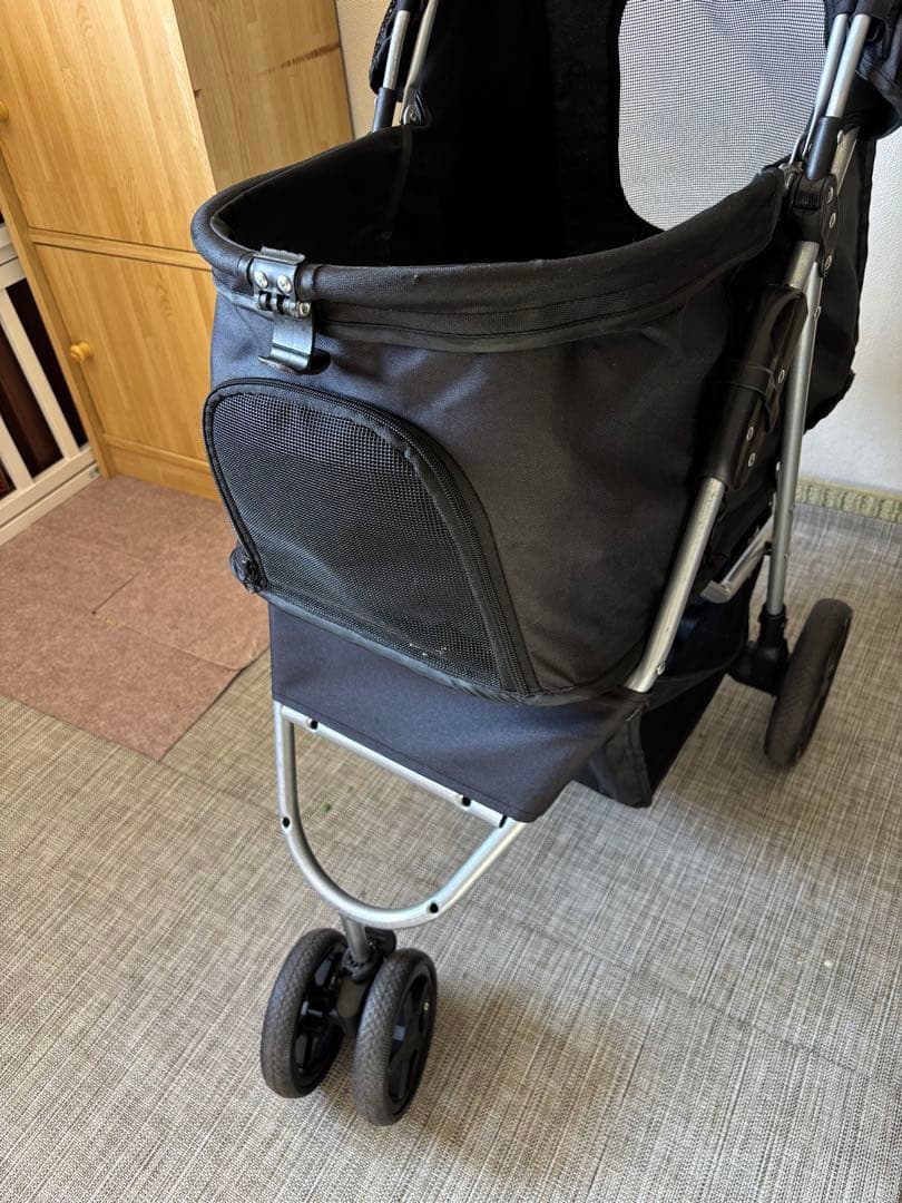 黒の折りたたみ式ベペットカート ベア柄クッション付き