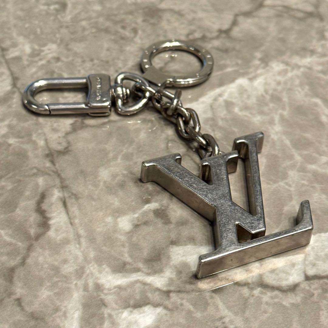 ルイヴィトン キーホルダー ポルトクレ イニシャル チャーム シルバー