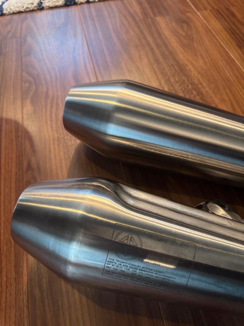 トライアンフ　スラクストン　1200r 純正マフラー　新車外し　デッドストック