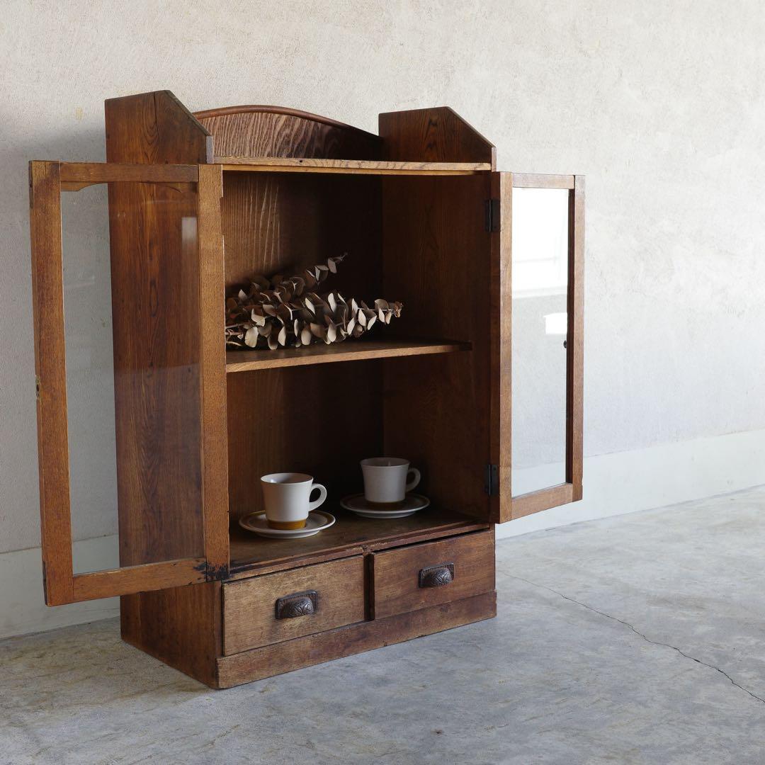 ガラス扉の本箱