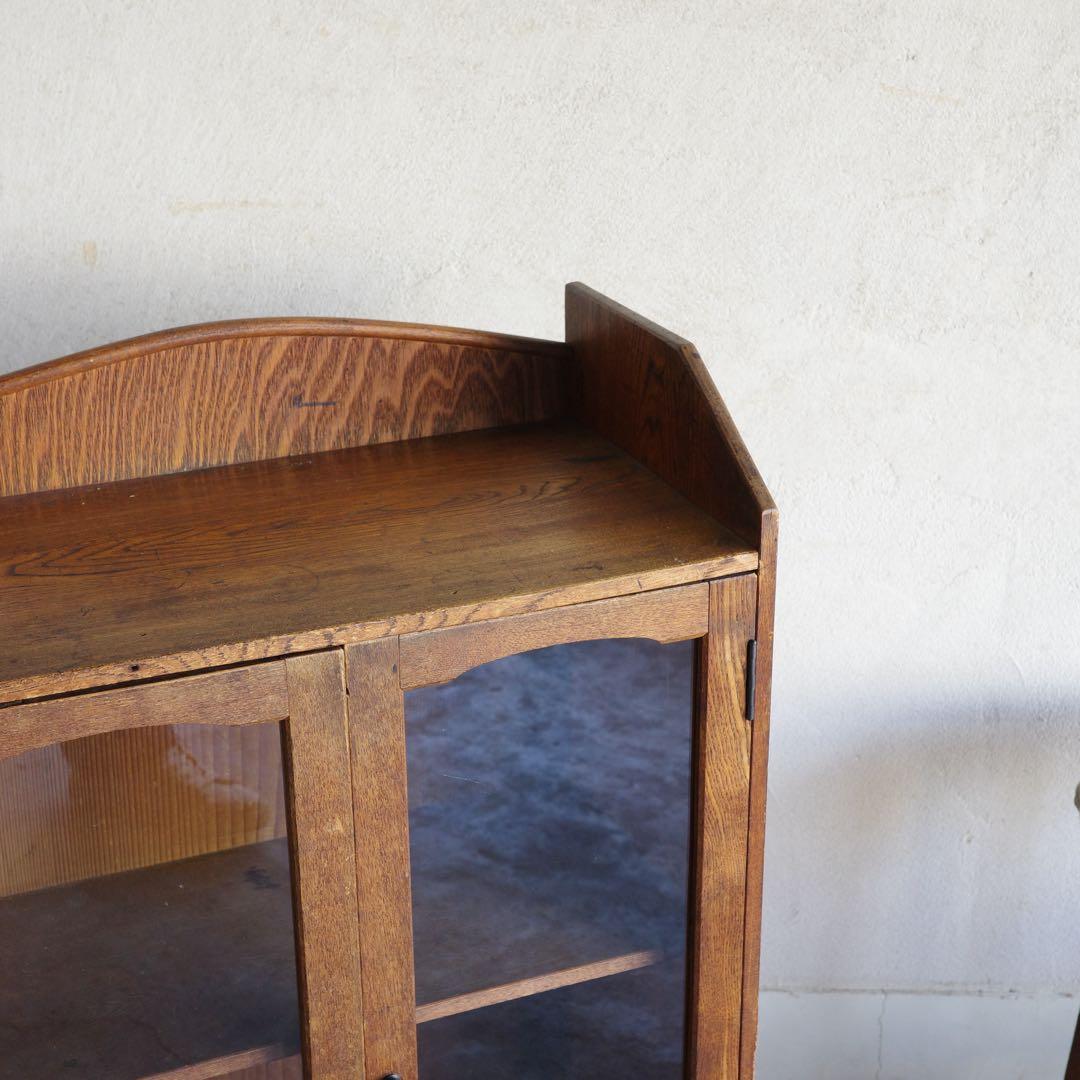 ガラス扉の本箱