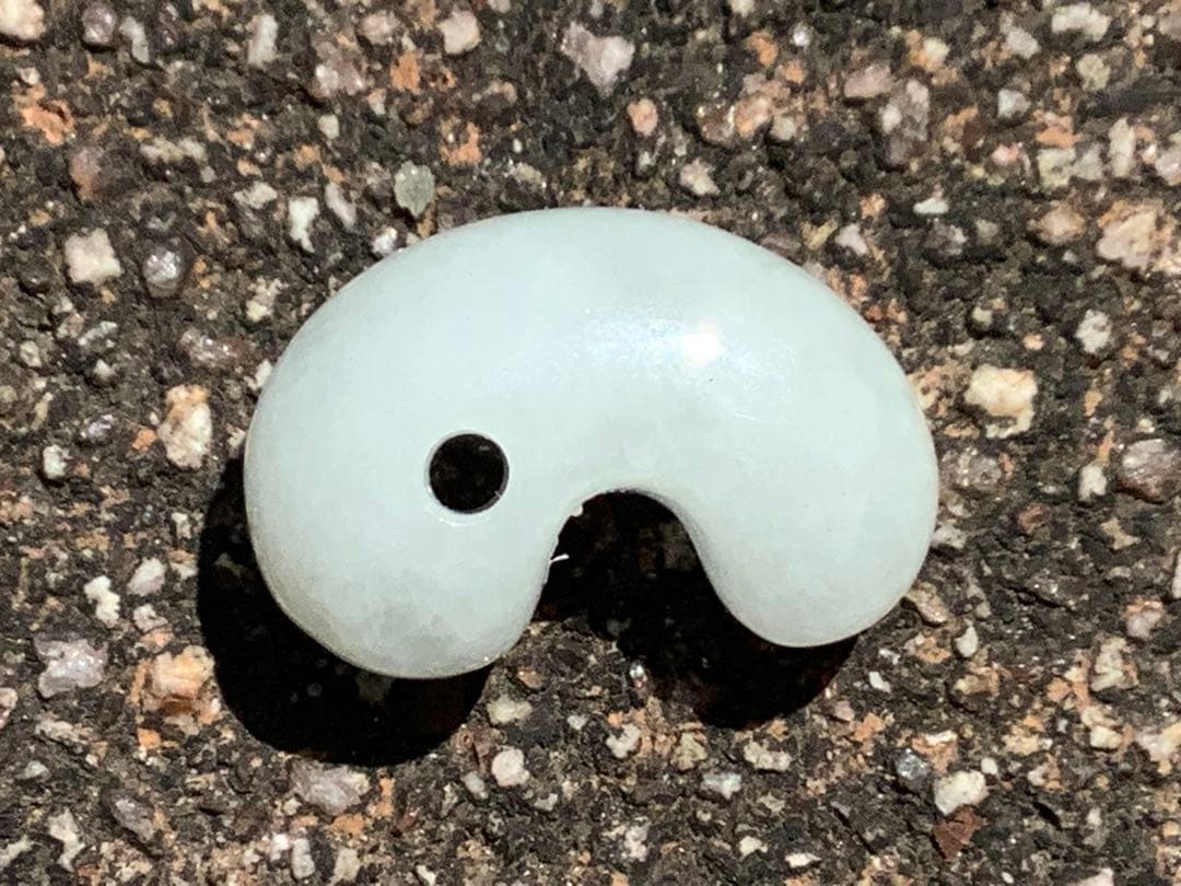 ✳純白氷肌‼️無垢の極上物　糸魚川翡翠勾玉　安価8800円卸し売り‼️ 鑑定鑑別書付