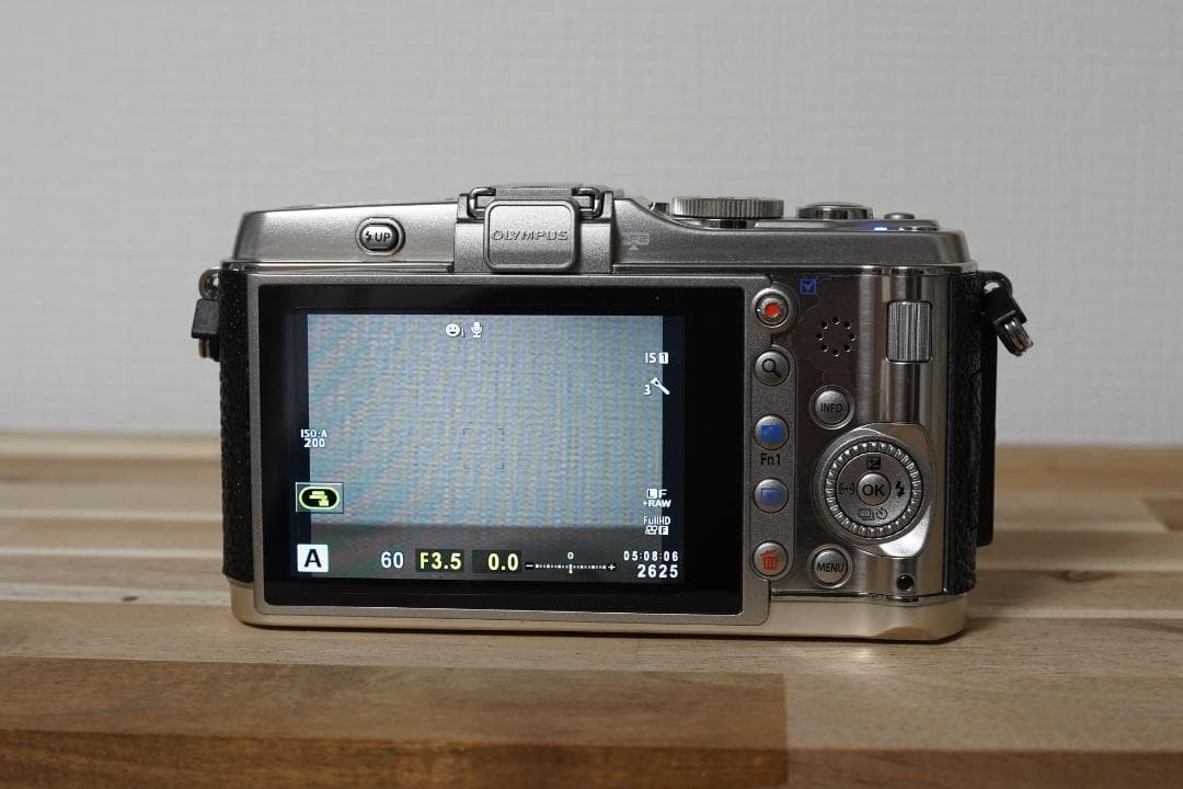 【完動品】OLYMPUS ミラーレス一眼 PEN E-P3シルバー