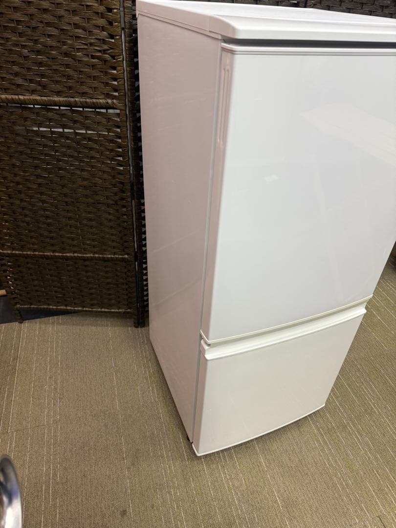 【洗浄消毒作業済】SHARP 137L 冷凍冷蔵庫　SJ-DA14D-W