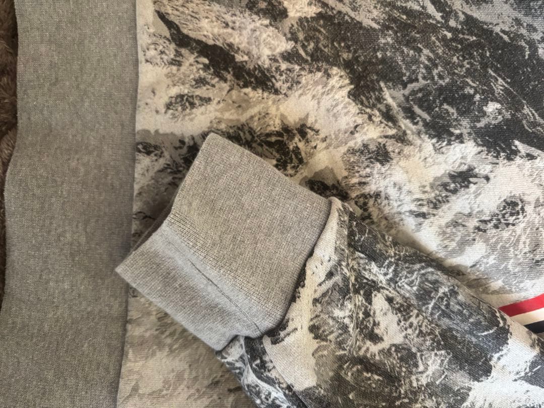 美品 MONCLER 雪山 スウェット サイズXL トリコロール 希少 袖ロゴ