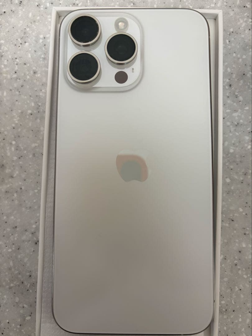 iPhone 15 Pro Max ホワイトチタニウム 256GB