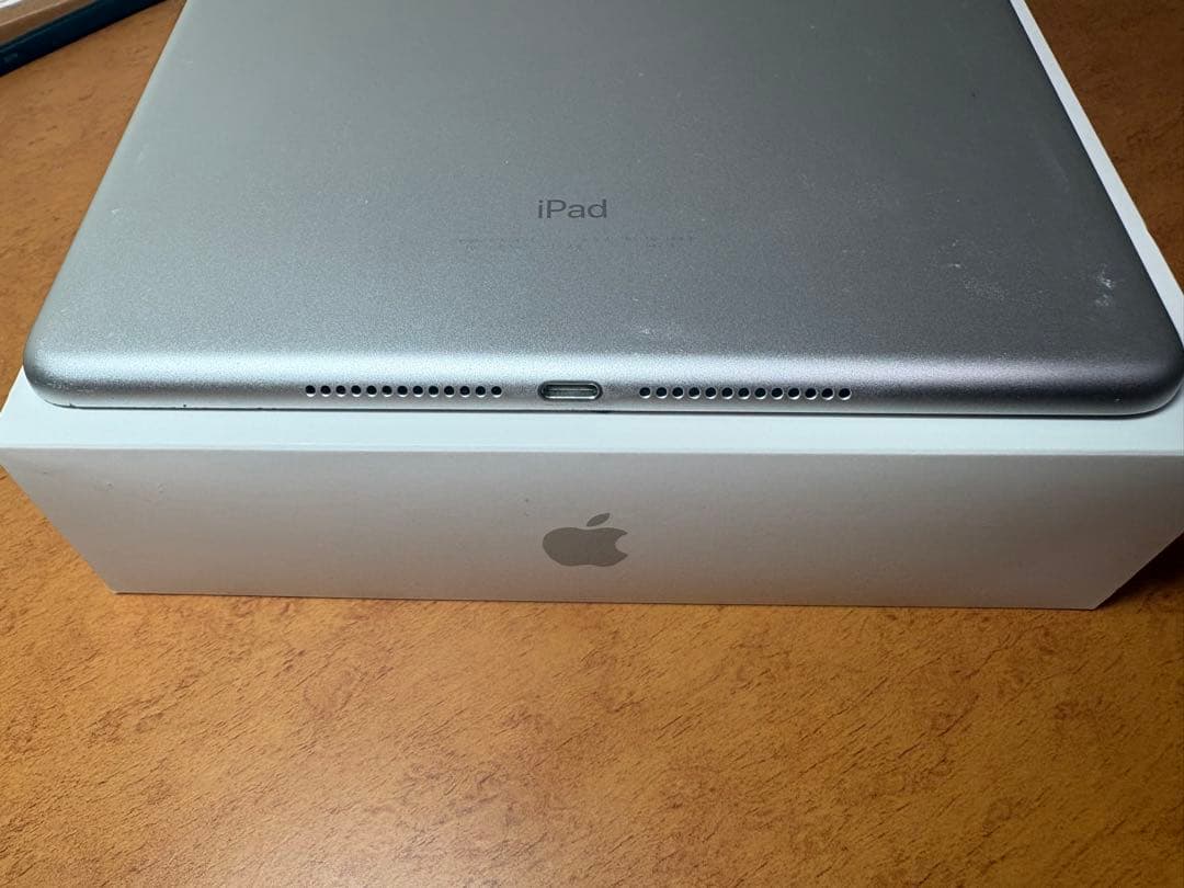 iPad WiFi 32GB シルバー（第6世代）