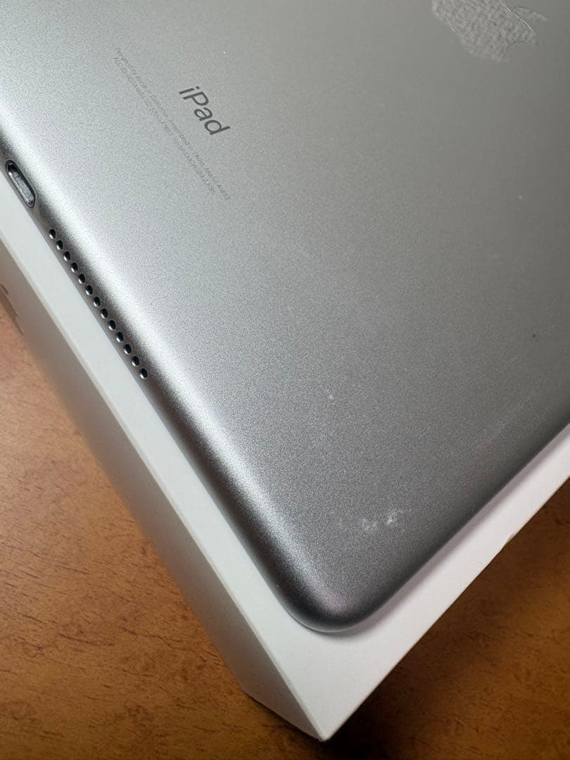 iPad WiFi 32GB シルバー（第6世代）