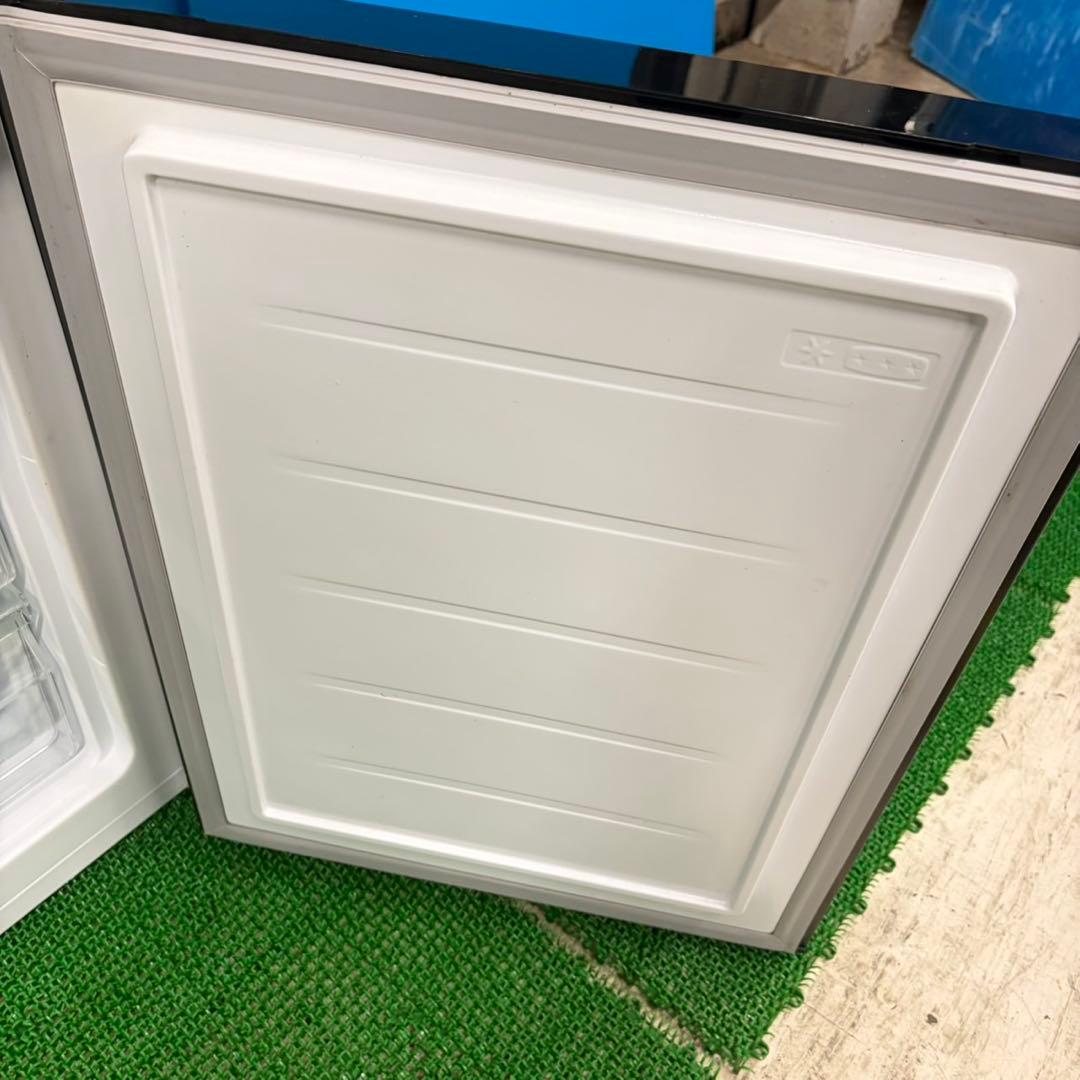 607 大きめサイズ　冷蔵庫　100L強　小型　一人暮らし　右開き　2ドア　黒色