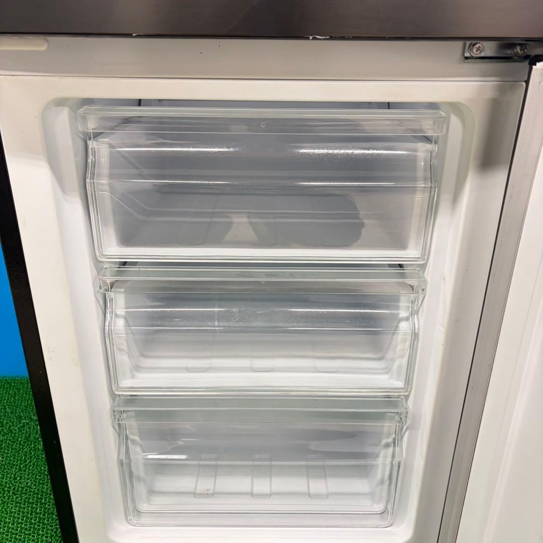 607 大きめサイズ　冷蔵庫　100L強　小型　一人暮らし　右開き　2ドア　黒色