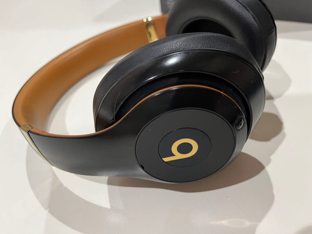 Beats Studio3 Wireless ブラック ヘッドフォン　ゴールド