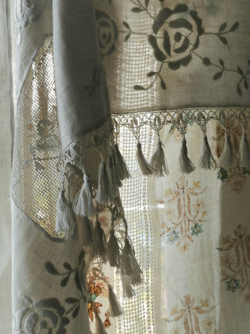 アンティークフランス ローズ刺繍とフィレレースのタッセルフリンジ付リネンカーテン