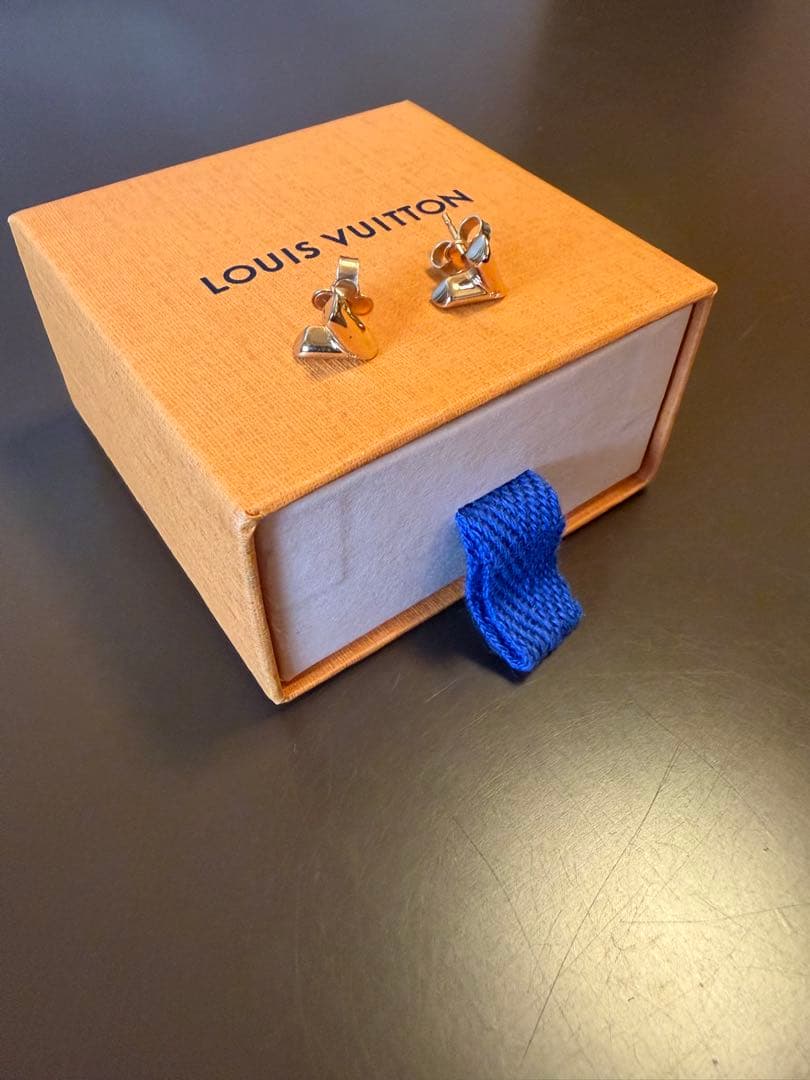 Louis Vuitton ピアス　エセンシャル V