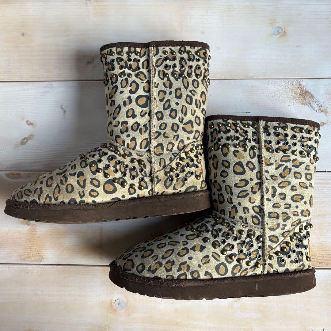 UGG×Jimmy CHOOヒョウ柄スタッズ　ムートンブーツ