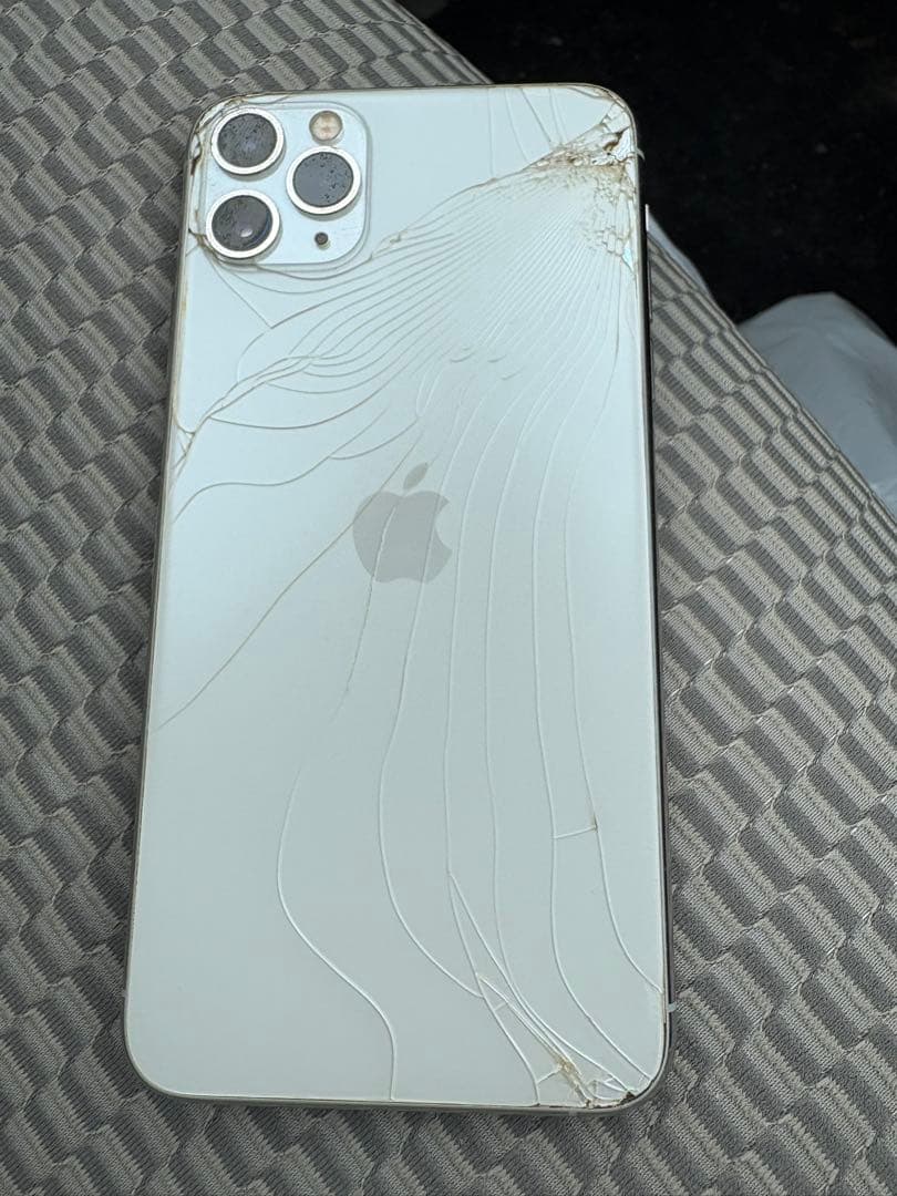 iPhone 11 Pro シルバー 背面ひび割れ　ジャンク