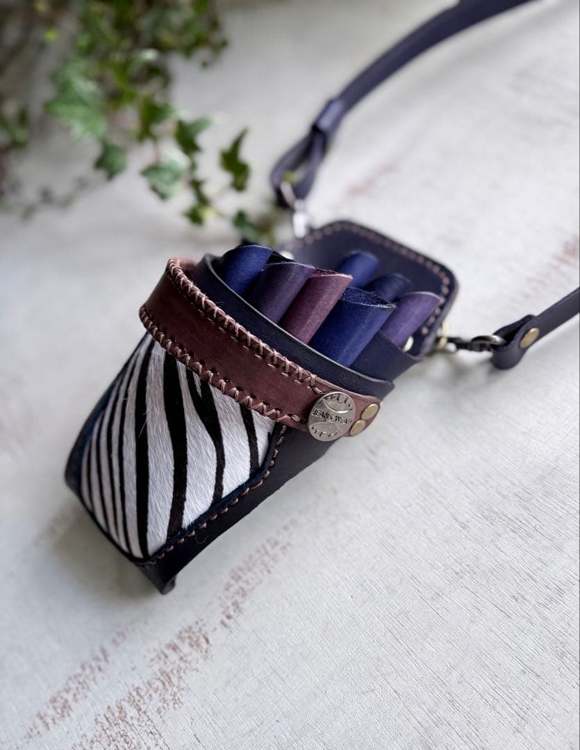 手染め藍ブルー、ハラコゼブラのシザーケース